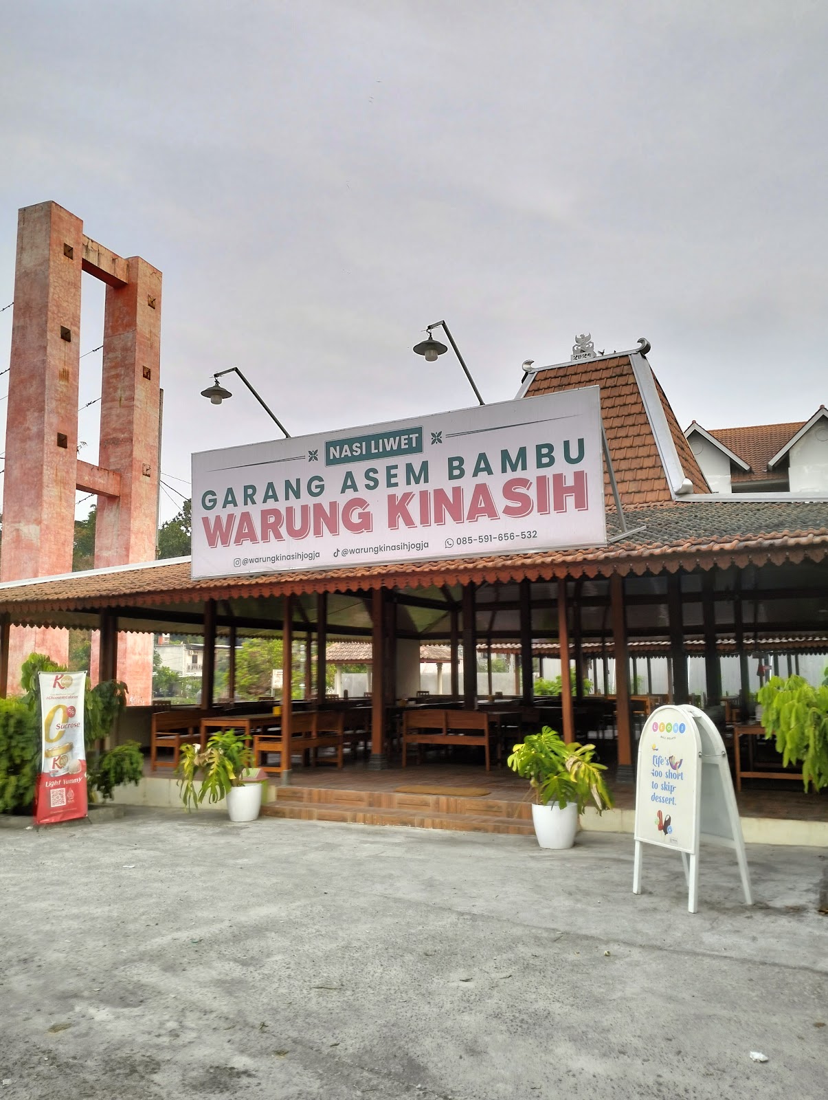 Tampak depan joglo Warung Kinasih dari area jalan masuk