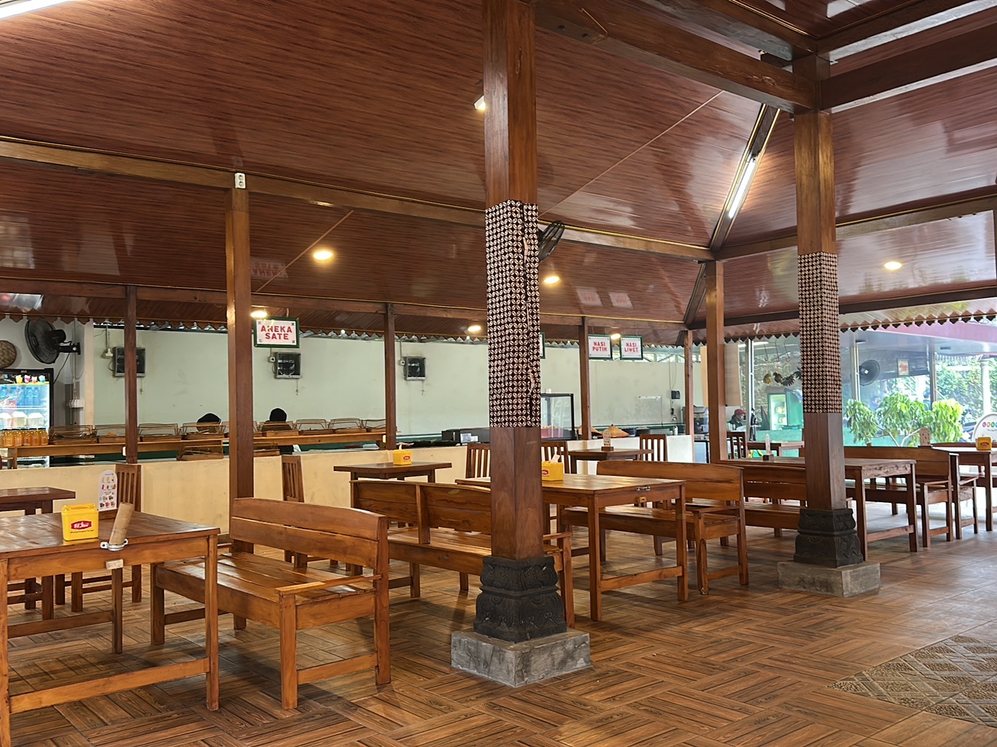 Pendopo kayu Warung Kinasih dengan meja dan bangku untuk makan bersama