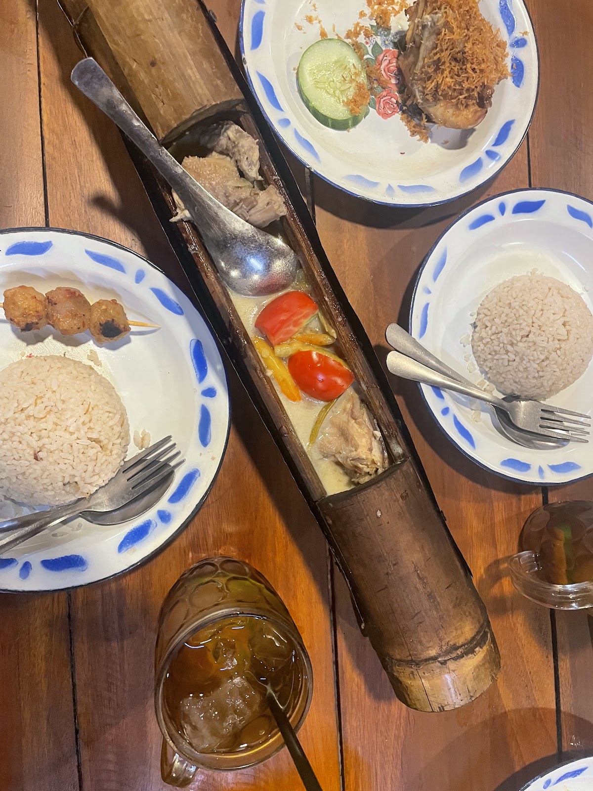 Garang Asem Bambu dengan nasi dan lauk di meja Warung Kinasih
