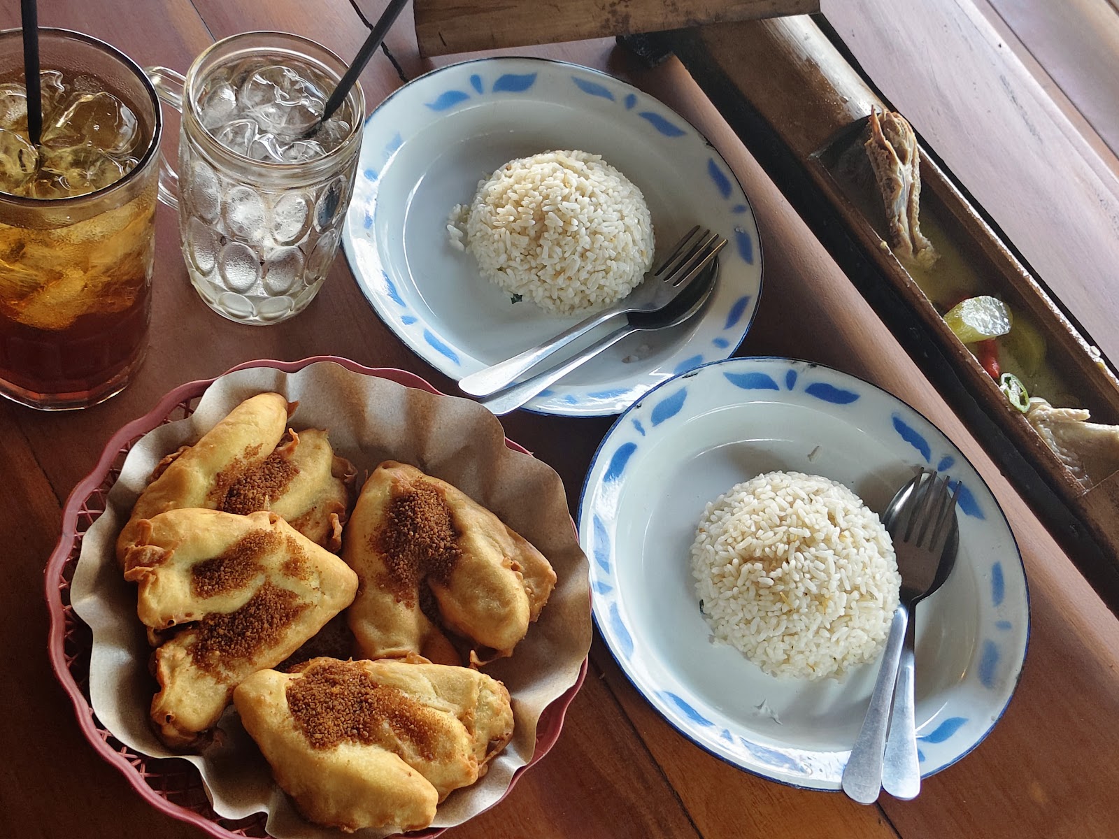 Garang Asem Bambu, nasi, dan pisang goreng di meja makan