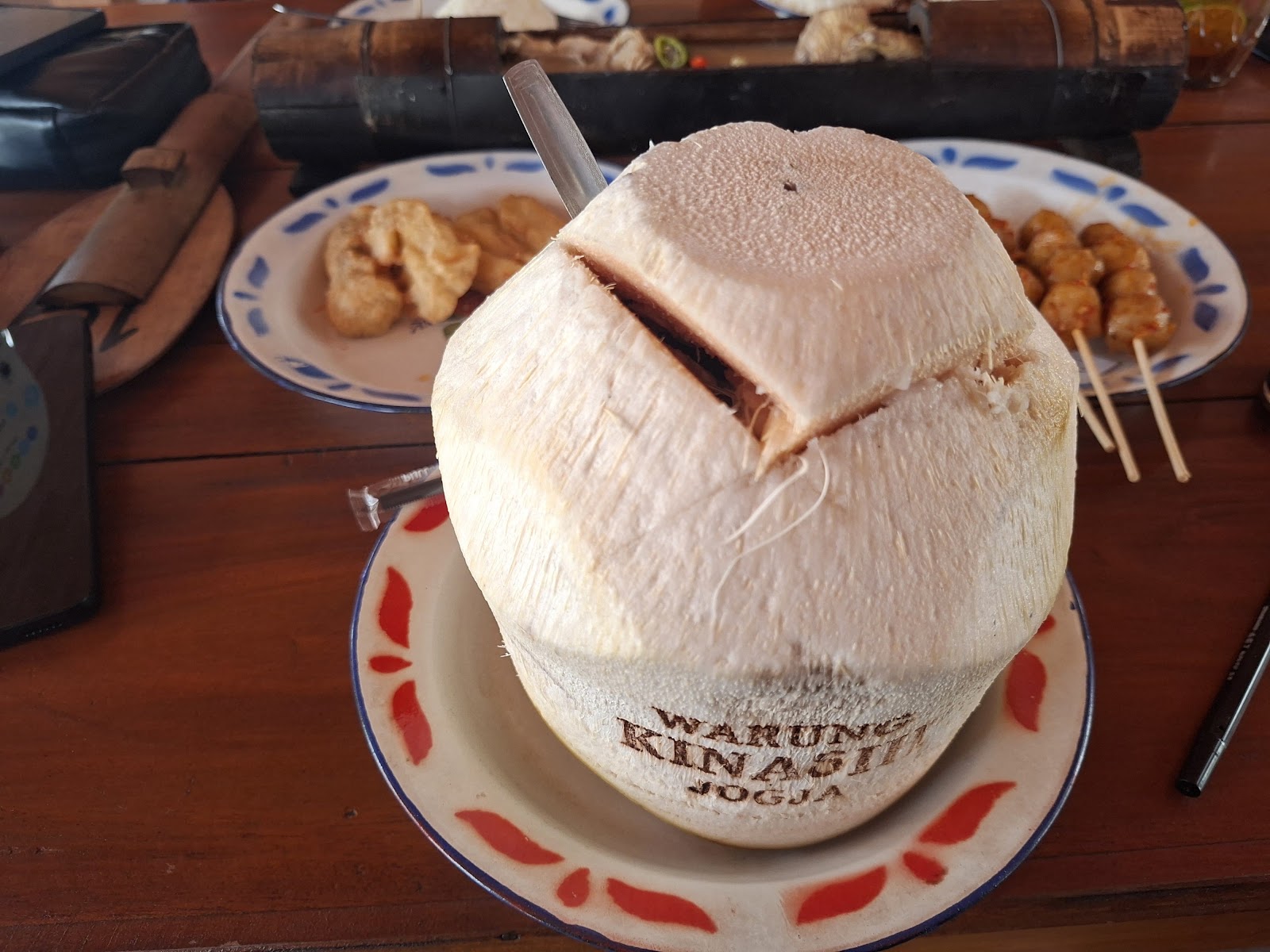 Kelapa muda dalam tempurung di meja Warung Kinasih